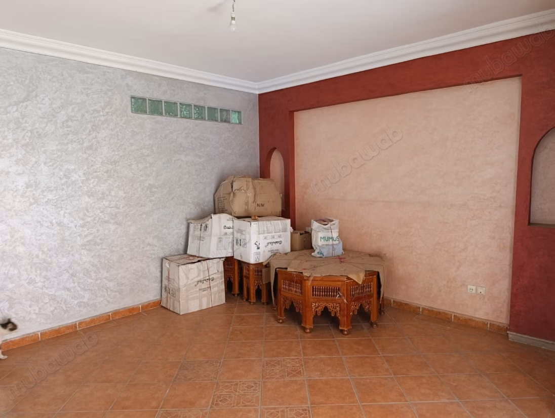 Appartement te koop in Camp Al Ghoul. 2 kamers. Bewaker beschikbaar.