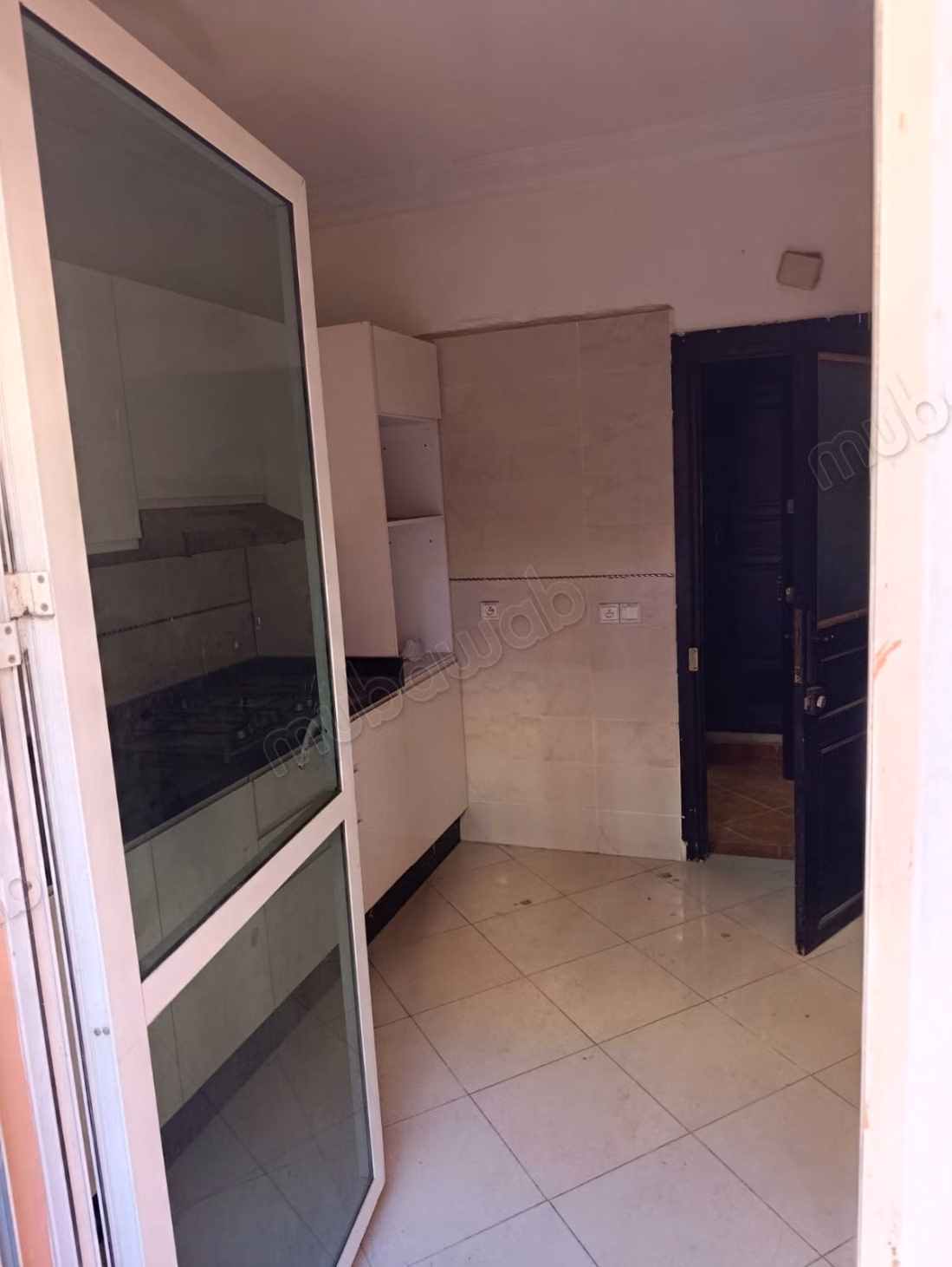 Appartement te koop in Camp Al Ghoul. 2 kamers. Bewaker beschikbaar.
