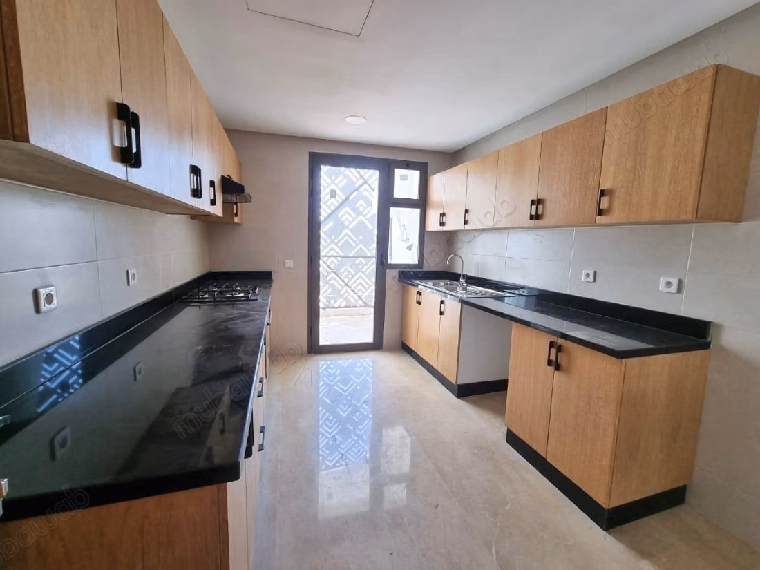 Location d'un appartement à Riyad. 4 pièces. Ascenseur et terrasse