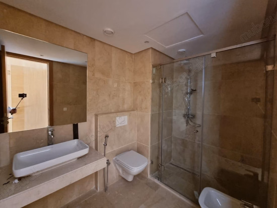 Location d'un appartement à Riyad. 4 pièces. Ascenseur et terrasse