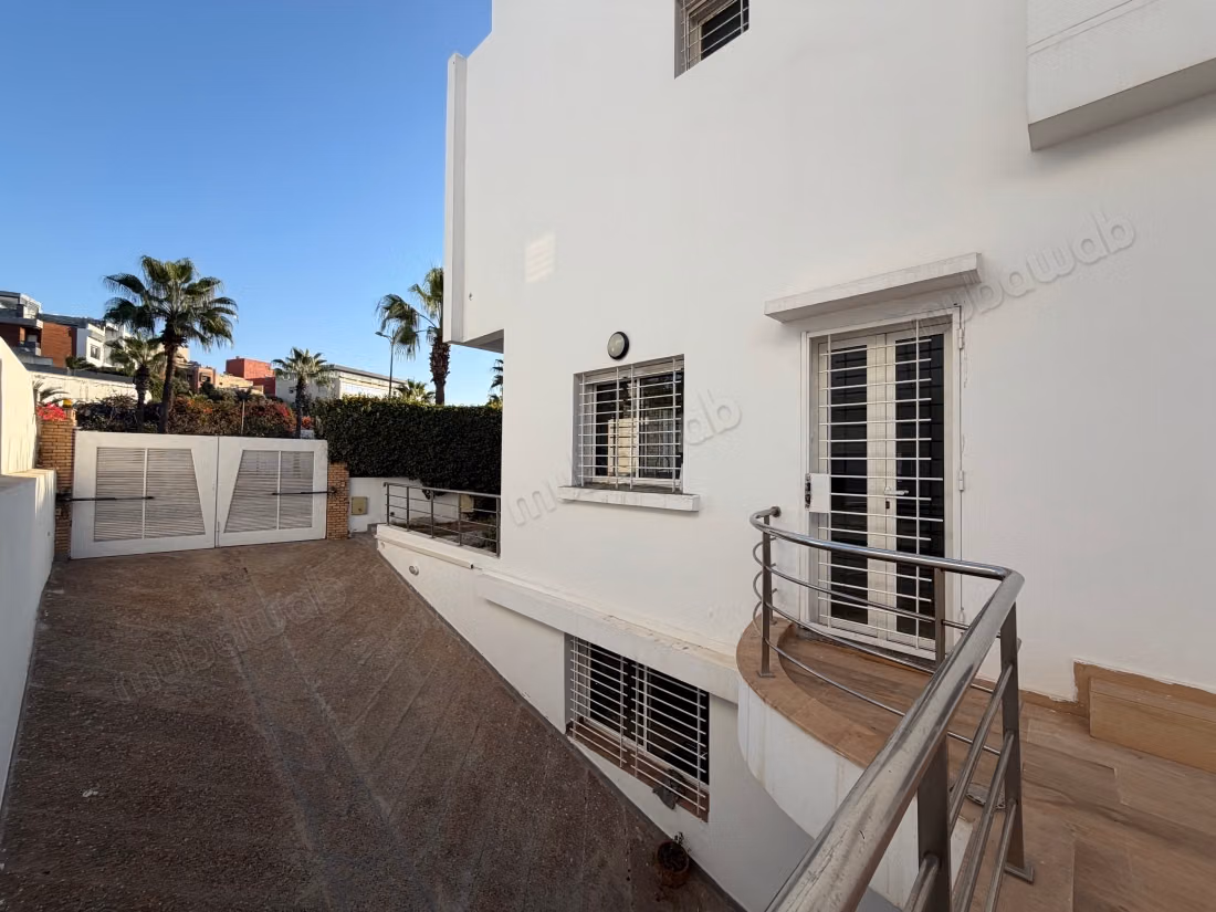 Fabulous villa for rent in Ain Diab. 4 beautiful rooms