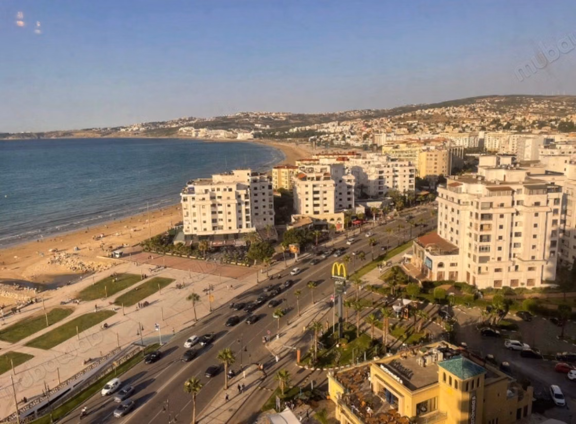 Location d'un appartement à Tanger City Center. 2 belles chambres. Environnement calme avec vue sur la mer et double vitrage
