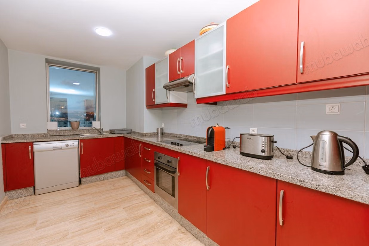 Location d'un appartement à Tanger City Center. 2 belles chambres. Environnement calme avec vue sur la mer et double vitrage