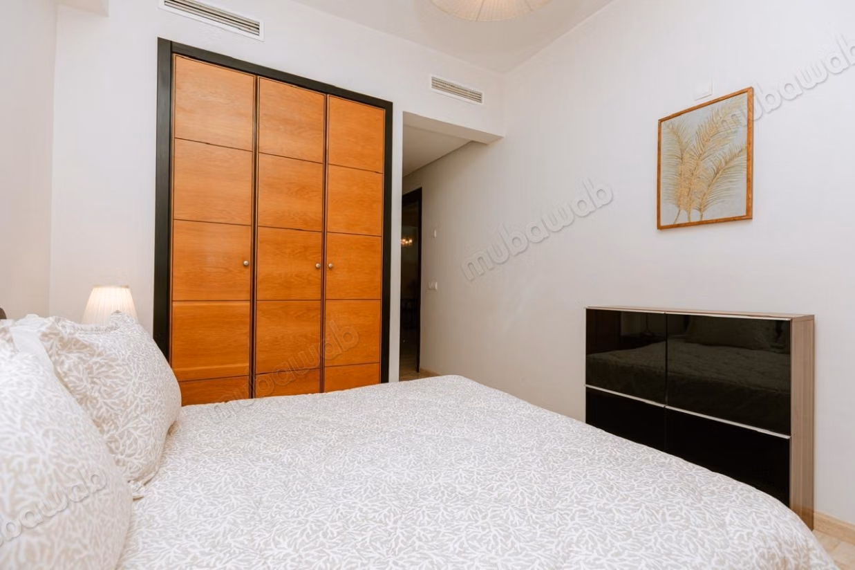Location d'un appartement à Tanger City Center. 2 belles chambres. Environnement calme avec vue sur la mer et double vitrage