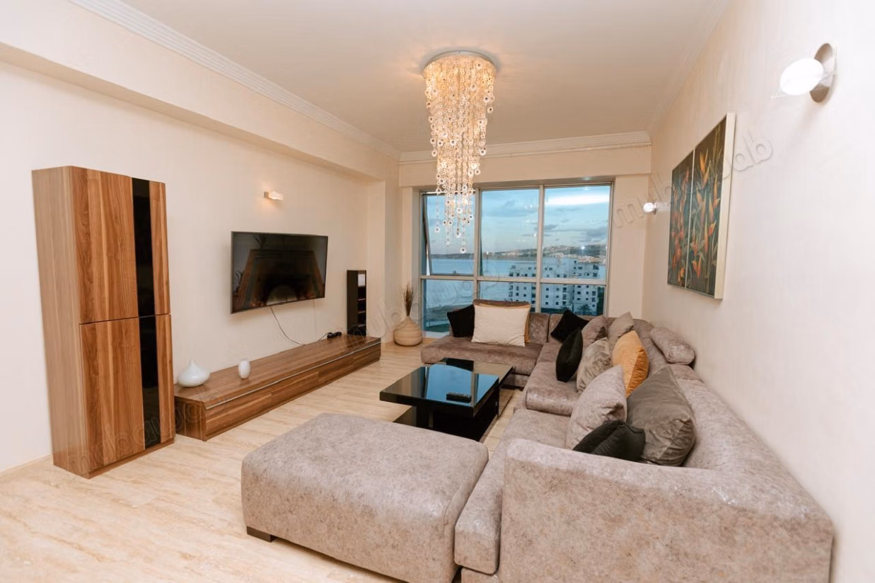 Location d'un appartement à Tanger City Center. 2 belles chambres. Environnement calme avec vue sur la mer et double vitrage