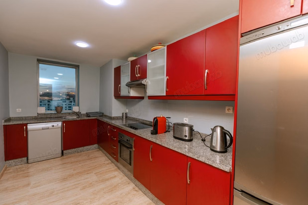 Location d'un appartement à Tanger City Center. 2 belles chambres. Environnement calme avec vue sur la mer et double vitrage