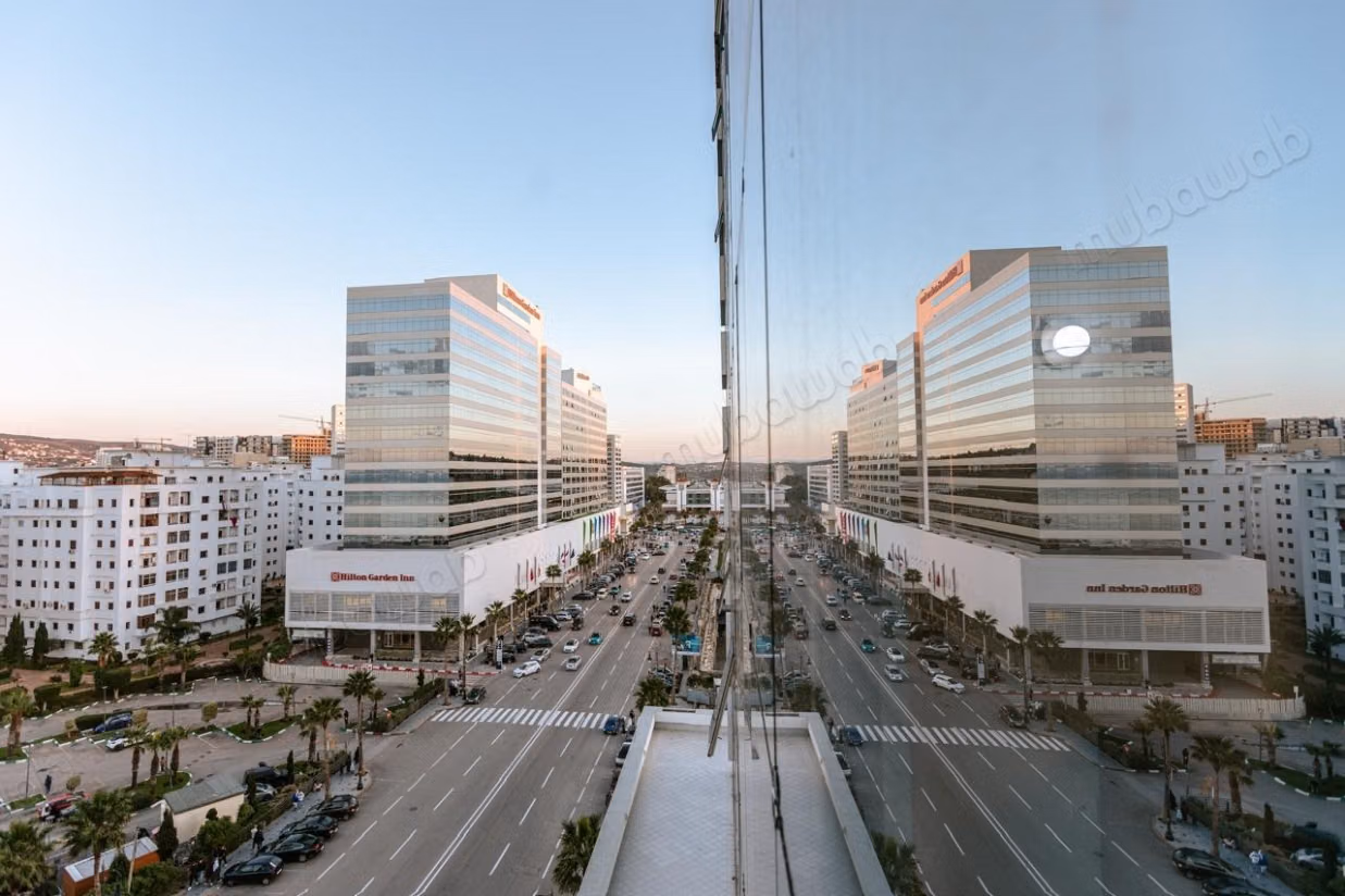 Location d'un appartement à Tanger City Center. 2 belles chambres. Environnement calme avec vue sur la mer et double vitrage