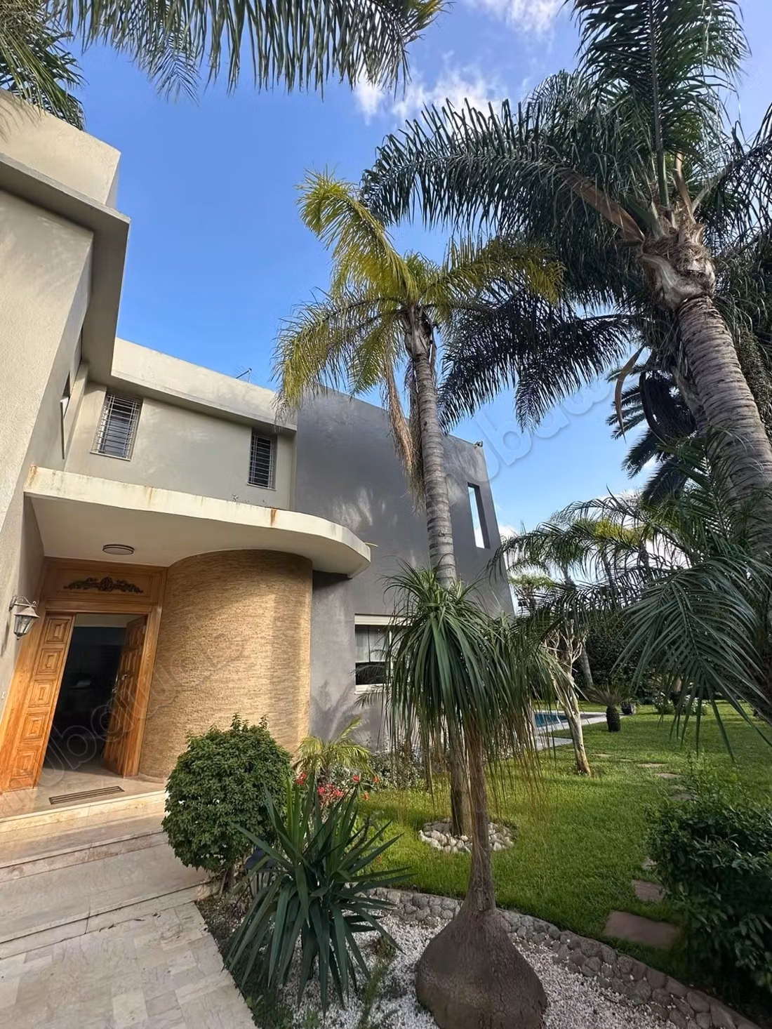 Fabulous house for sale in Californie. 4 comfortable rooms