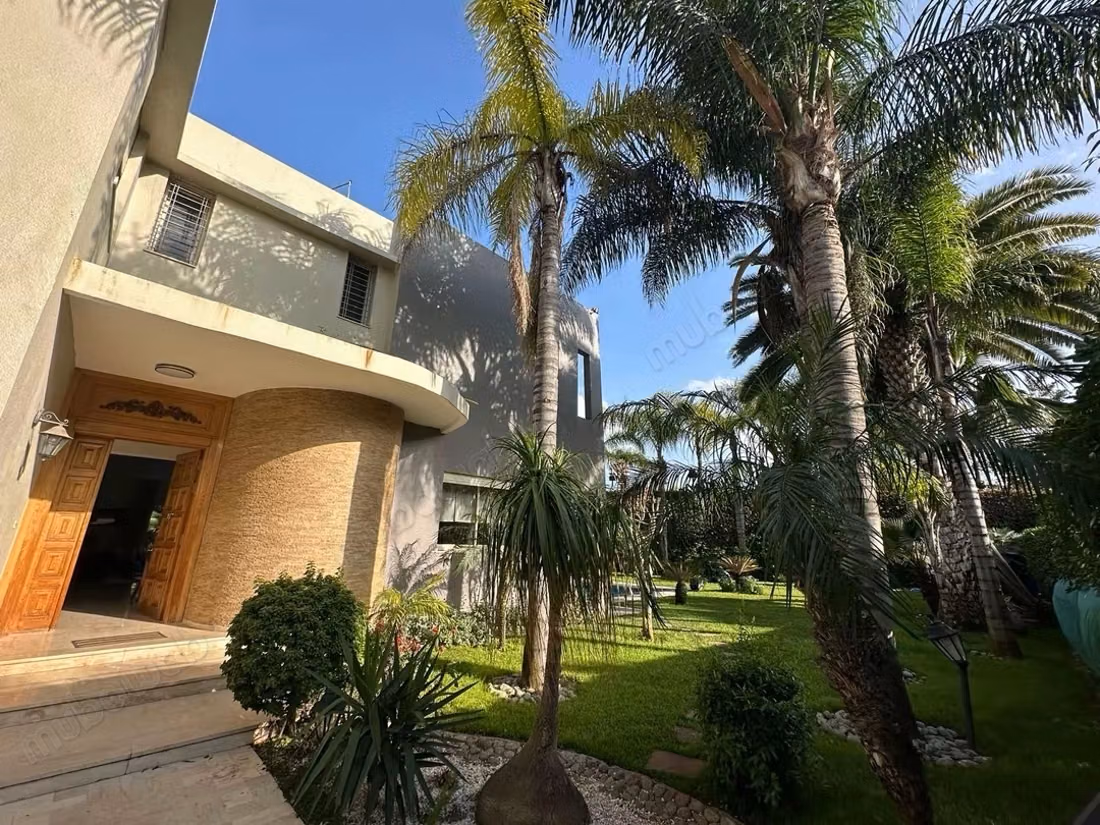 Fabulous house for sale in Californie. 4 comfortable rooms