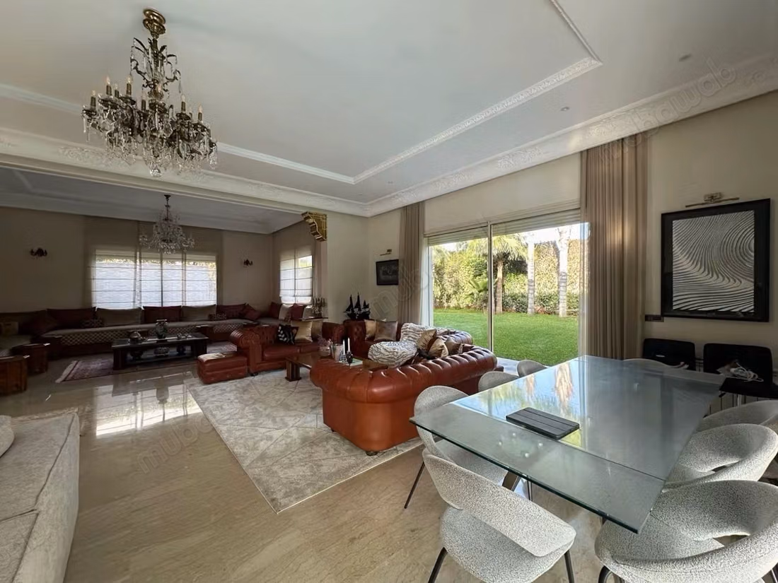 Fabulous house for sale in Californie. 4 comfortable rooms