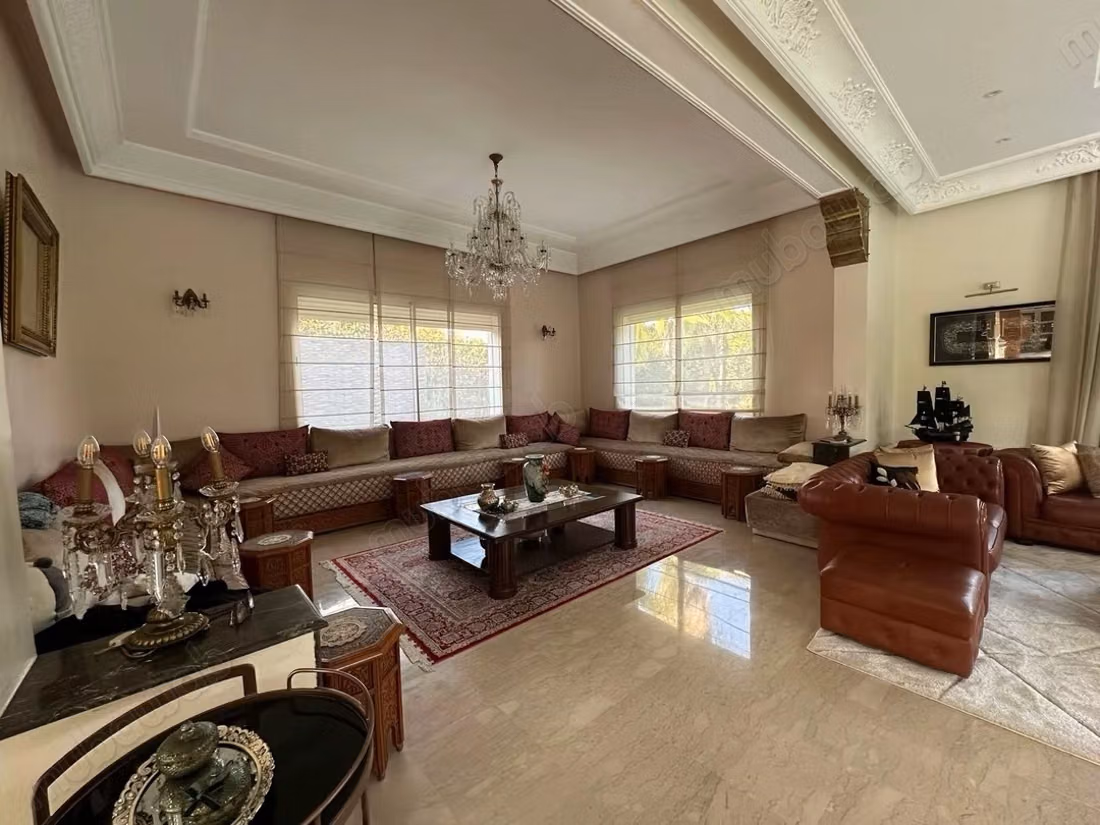 Fabulous house for sale in Californie. 4 comfortable rooms