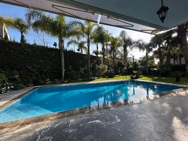 Fabulous house for sale in Californie. 4 comfortable rooms