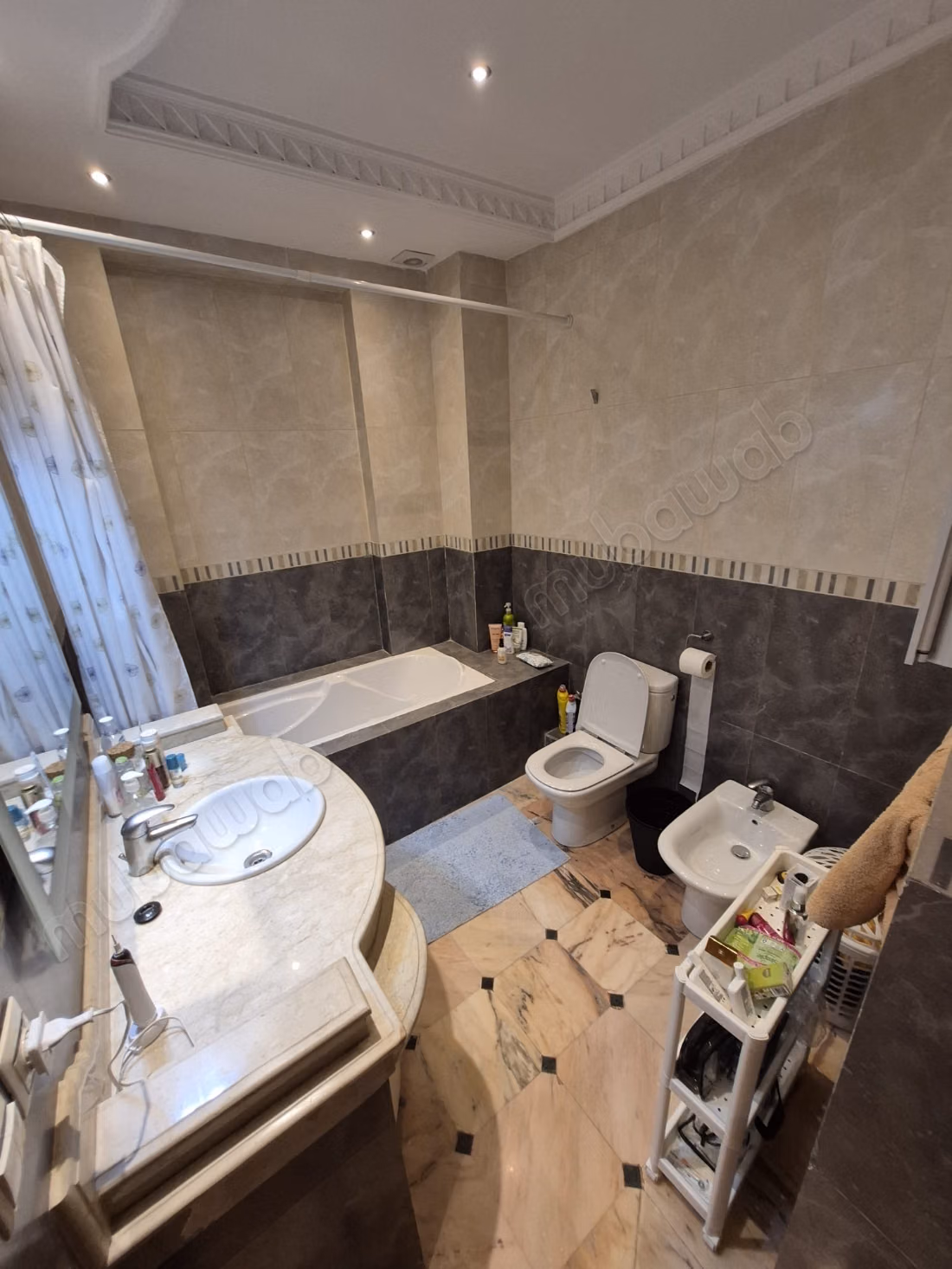 Sale of a lovely apartment in Gauthier.
Small area 183 m².
Lift and parking