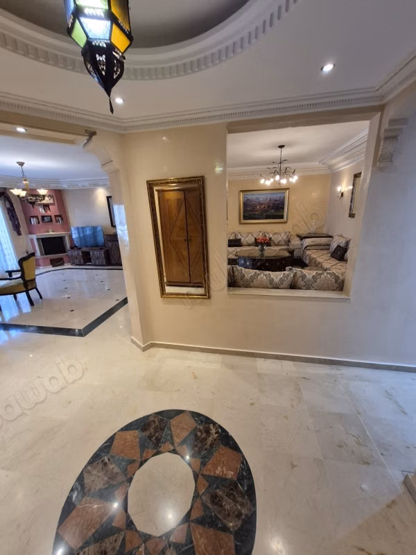 Sale of a lovely apartment in Gauthier.
Small area 183 m².
Lift and parking