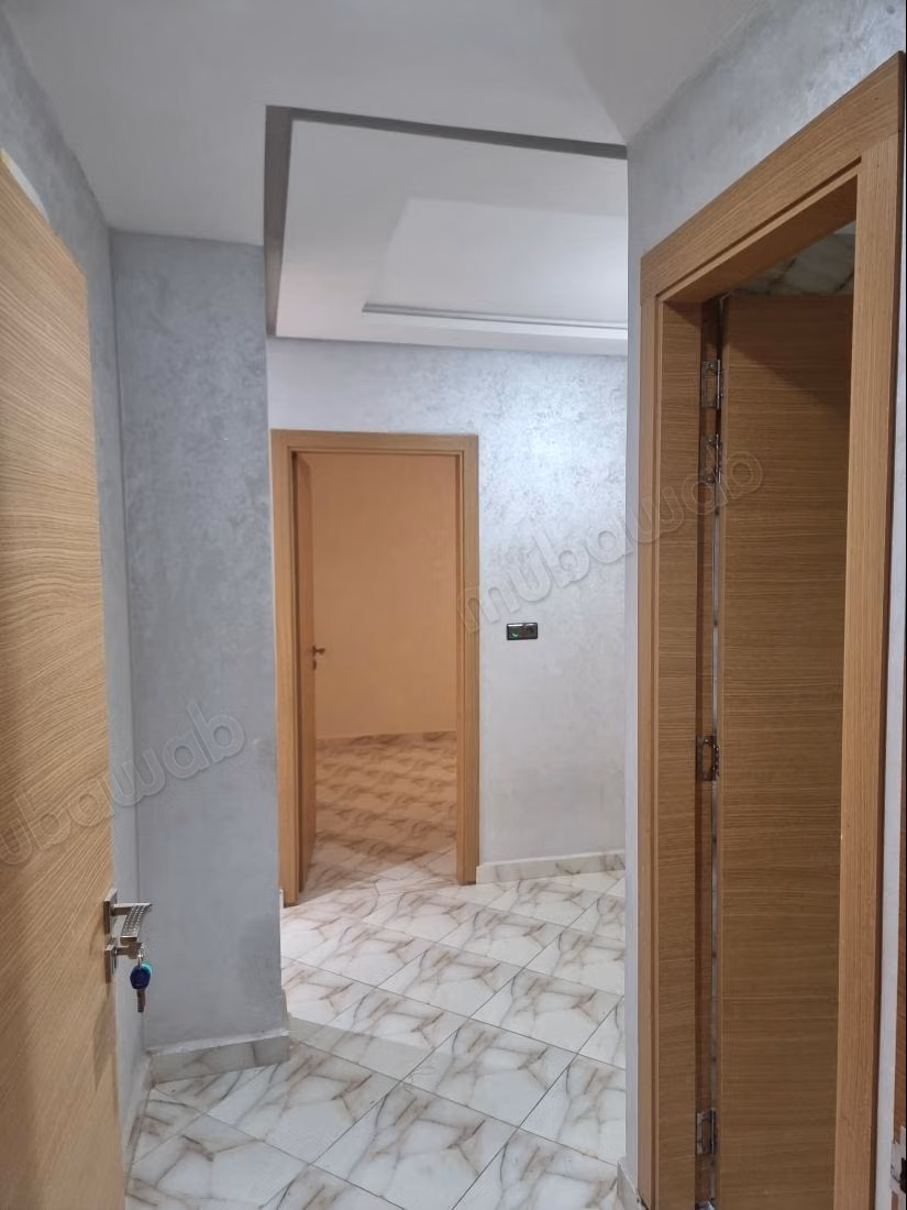 Appartement à louer à Al Wifaq. 1 Pièce. Vue sur mer et porte blindée