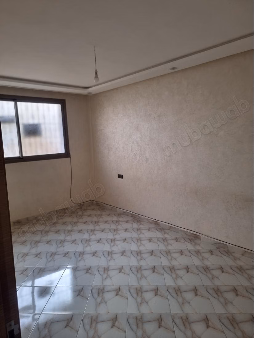 Appartement à louer à Al Wifaq. 1 Pièce. Vue sur mer et porte blindée