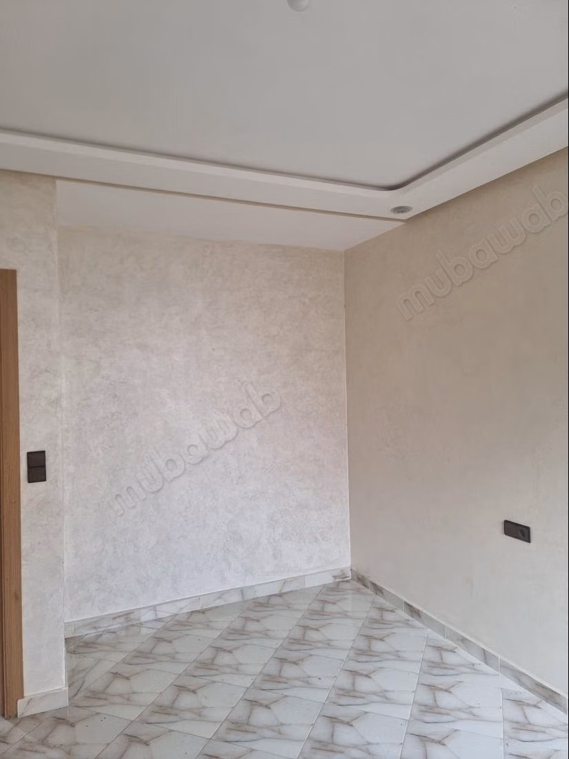 Appartement à louer à Al Wifaq. 1 Pièce. Vue sur mer et porte blindée
