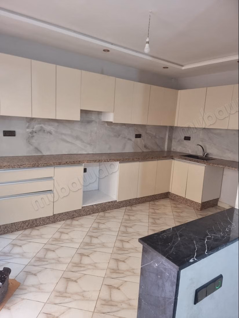 Appartement à louer à Al Wifaq. 1 Pièce. Vue sur mer et porte blindée