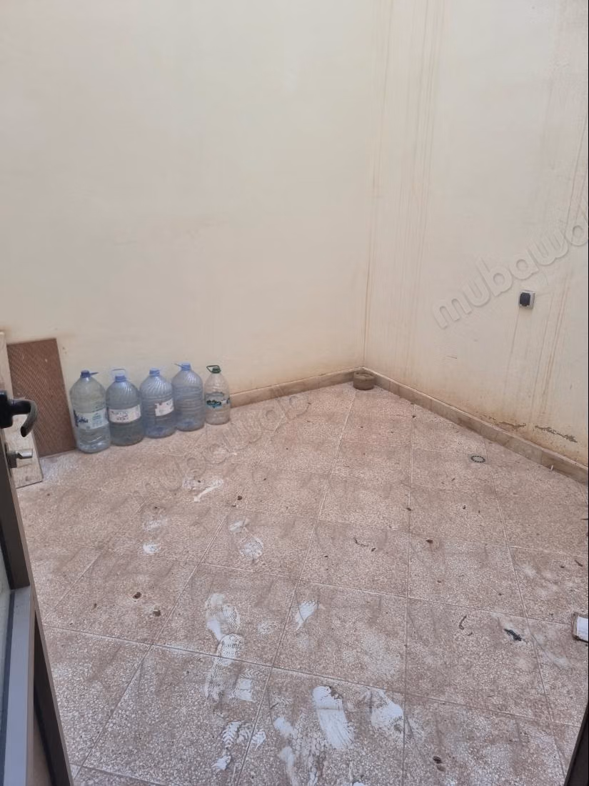 Appartement à louer à Al Wifaq. 1 Pièce. Vue sur mer et porte blindée