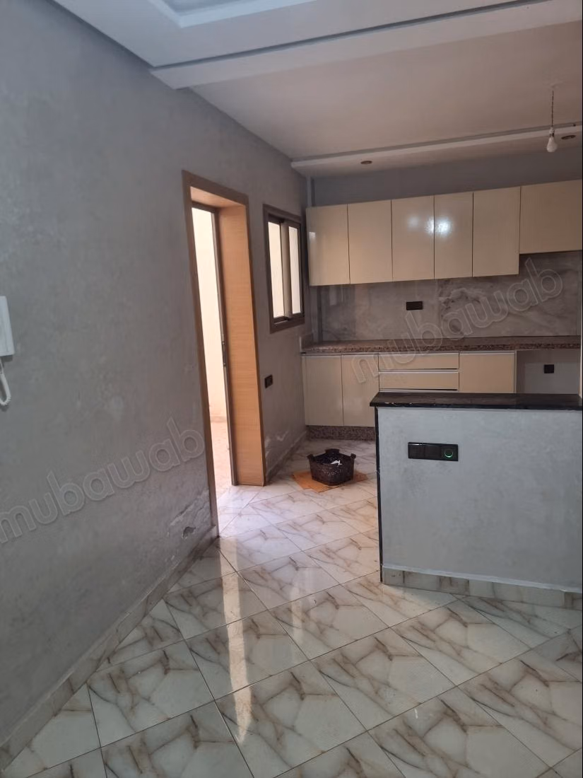 Appartement à louer à Al Wifaq. 1 Pièce. Vue sur mer et porte blindée