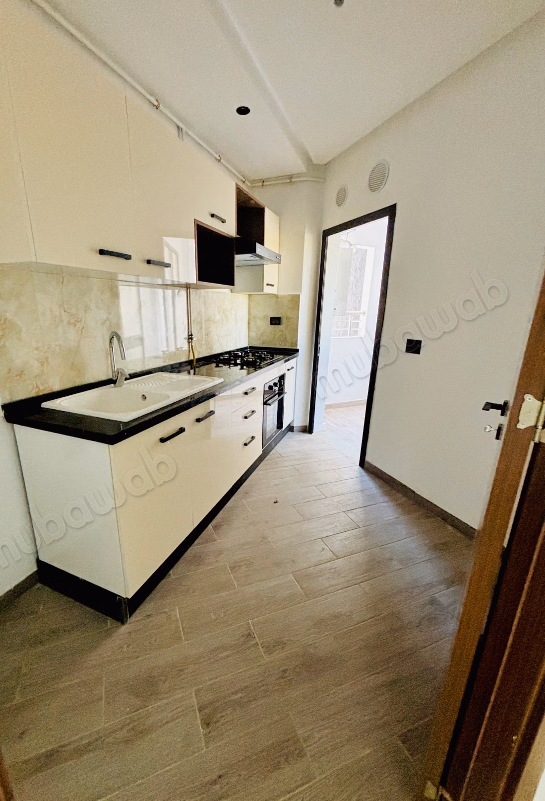 Louez cet appartement à Ariana Essoghra. 
Surface totale 69 m². 
Service de concierge et climatisation