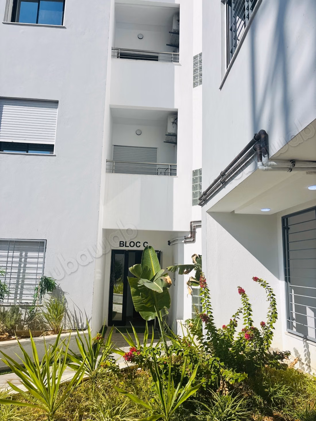 Louez cet appartement à Ariana Essoghra. 
Surface totale 69 m². 
Service de concierge et climatisation