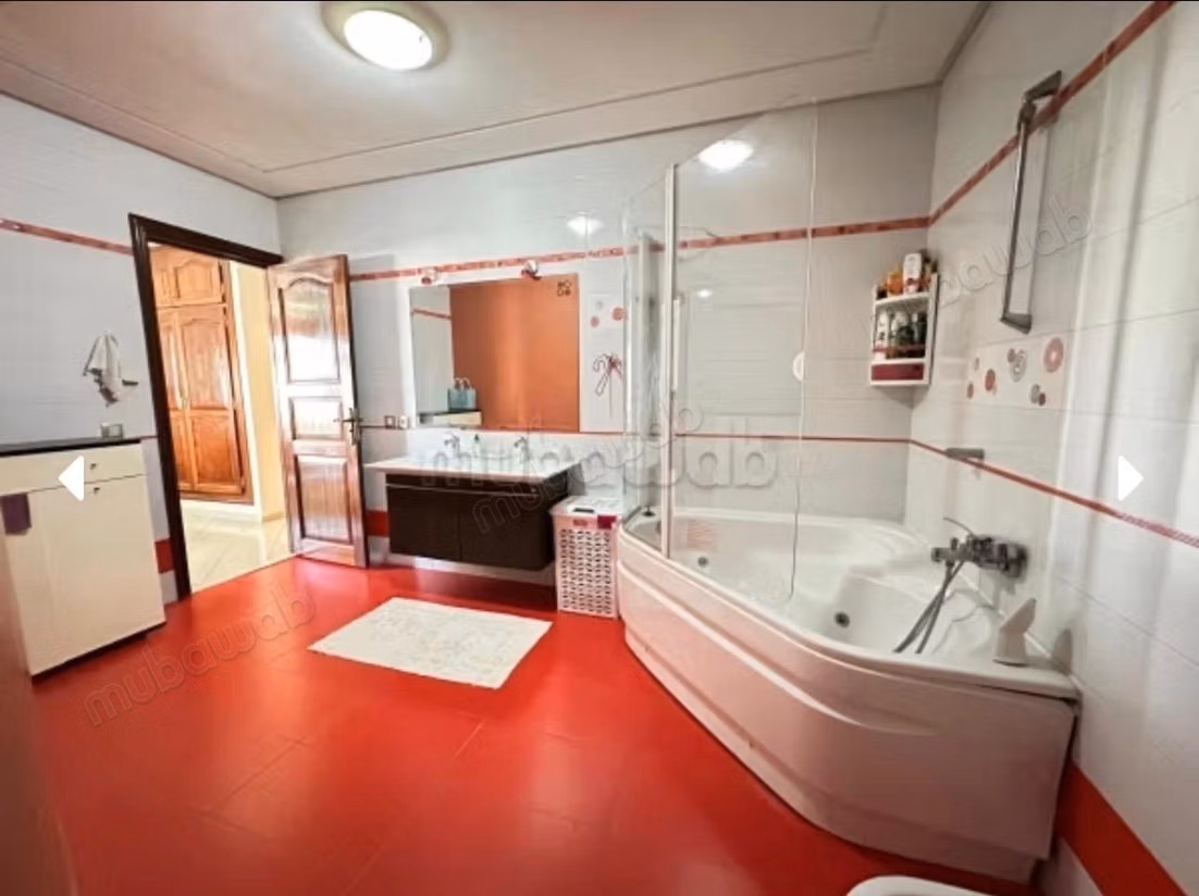 Somptueuse maison à vendre à Laymoune. 
Surface de 400 m². 
Air conditionné et cheminée