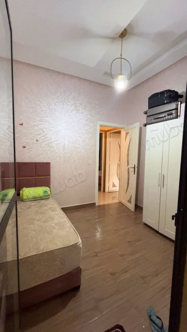 Location saisonnière à Hamria.
Surface totale 80 m².
Places de parking et terrasse