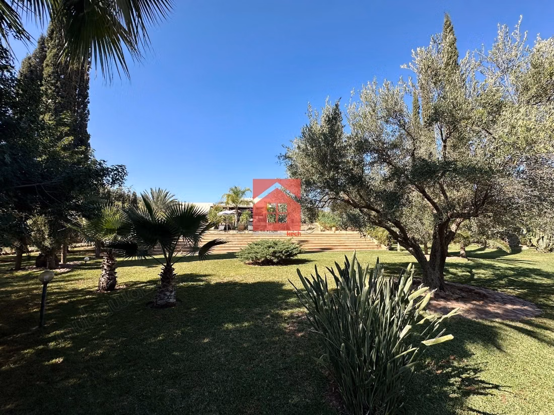Stunning villa with pool and large garden