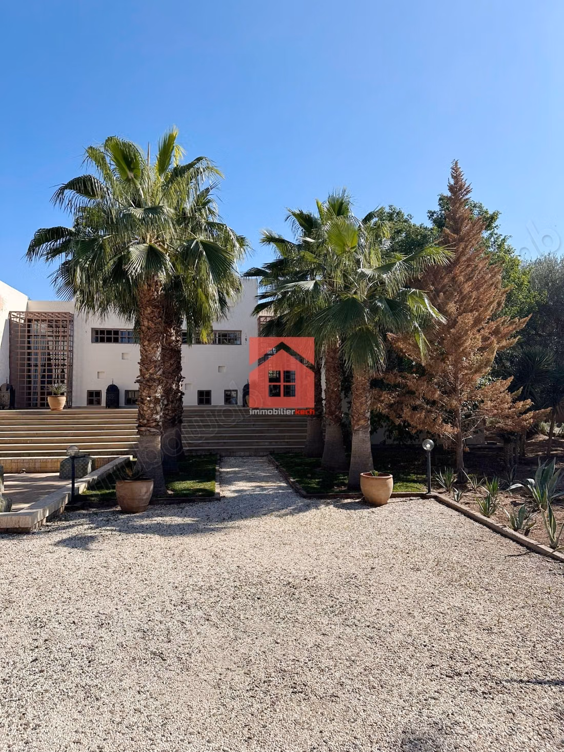 Stunning villa with pool and large garden