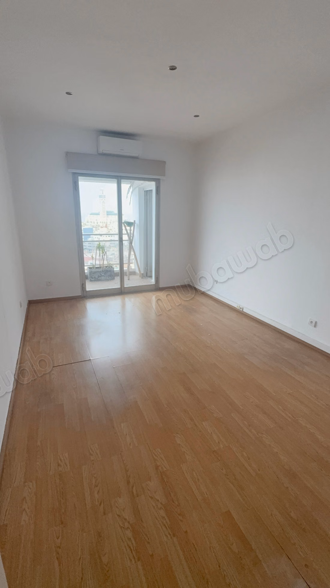 Très bel appartement en location à Lusitania. 
1 Pièce. Ascenseur et terrasse