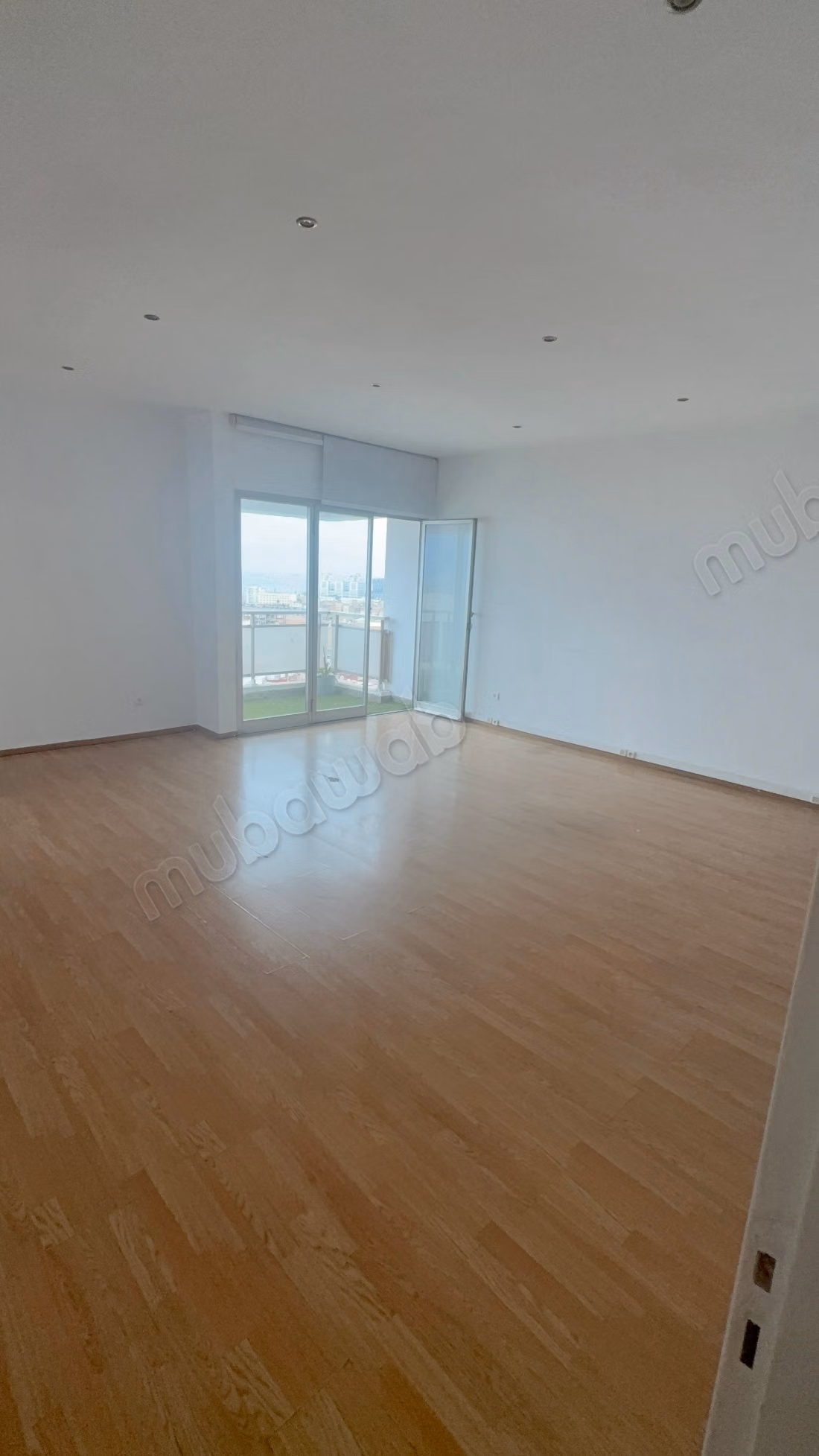 Très bel appartement en location à Lusitania. 
1 Pièce. Ascenseur et terrasse