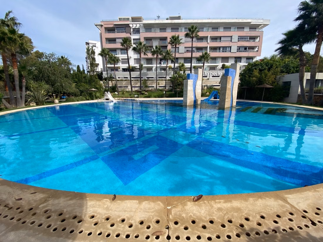 Bellissimo appartamento in affitto in una residenza chiusa con piscina a Malabata