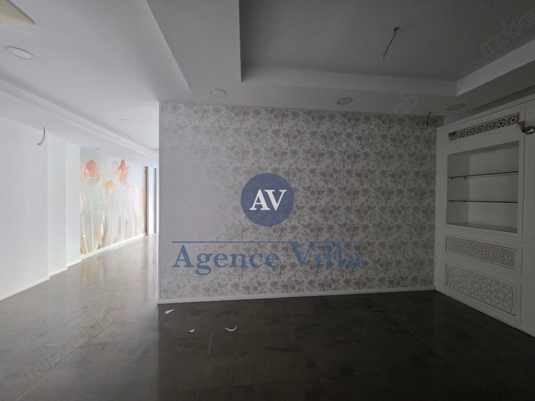 A louer un local commercial de 100 m² au Lac 1