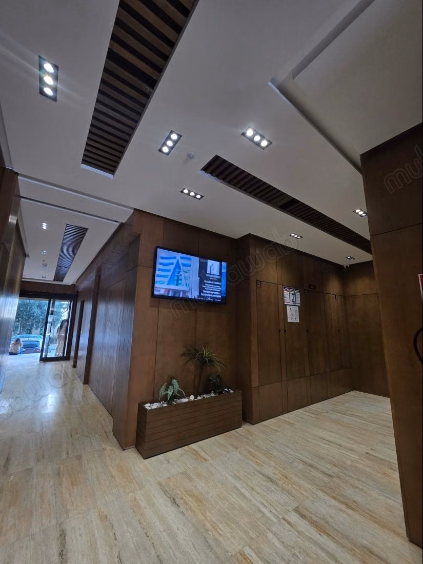Open space of 126 m² in Montplaisir