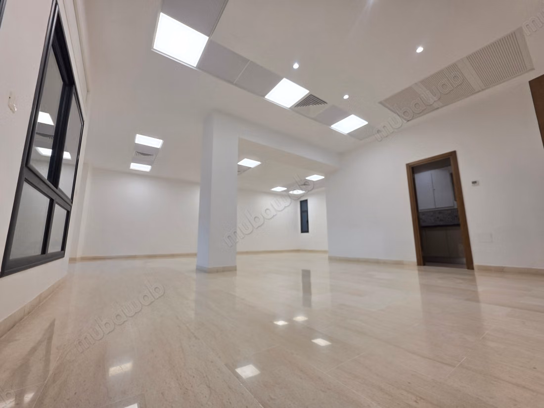 Open space of 126 m² in Montplaisir