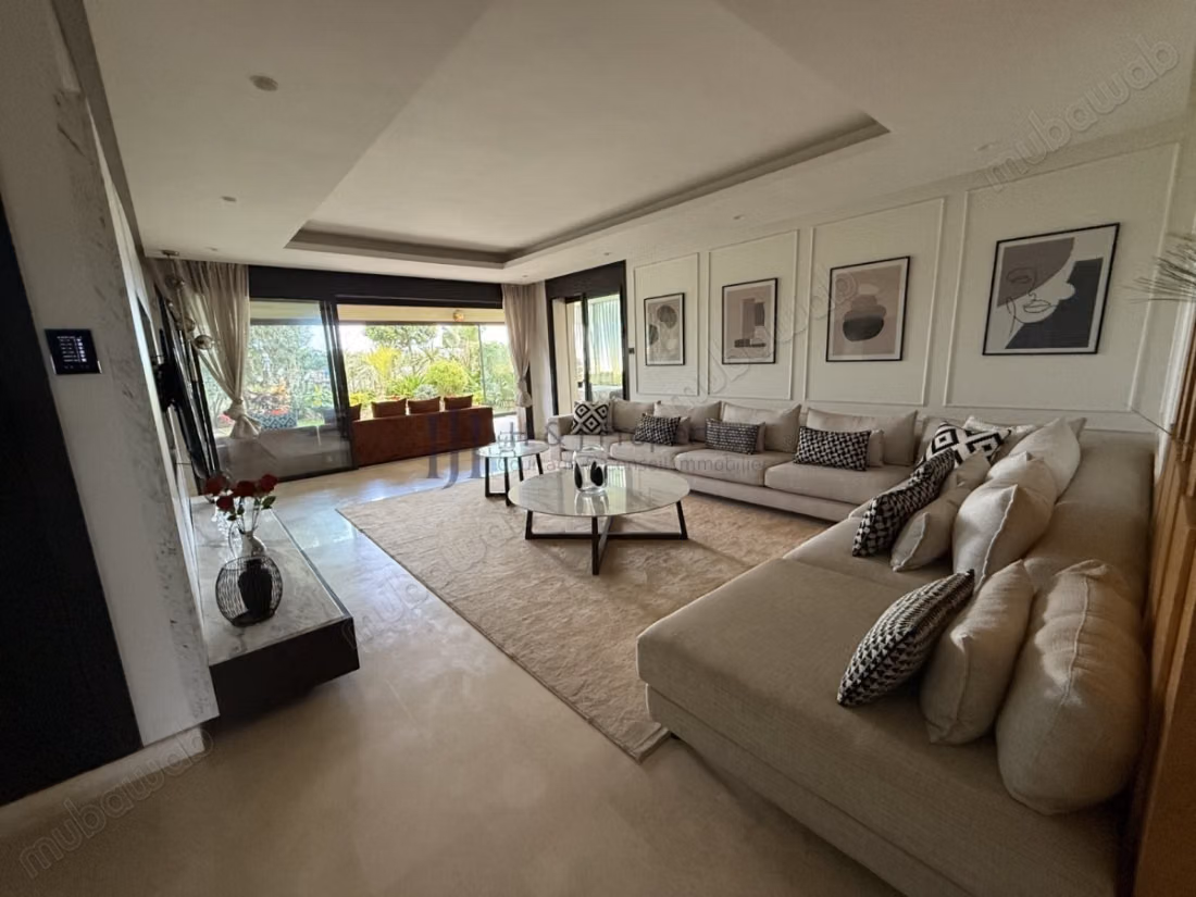 T4 garden level of 386m² 3 bedrooms and staff room