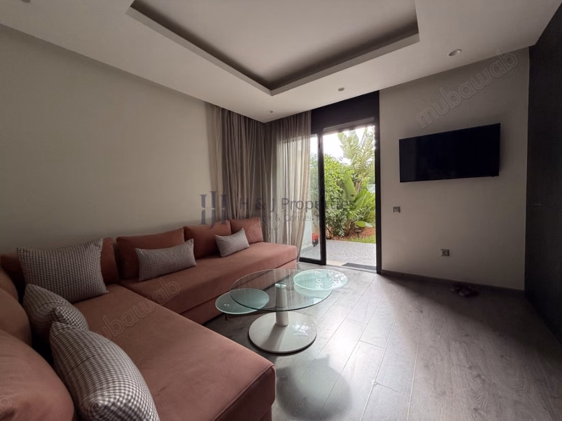 T4 garden level of 386m² 3 rooms and staff room