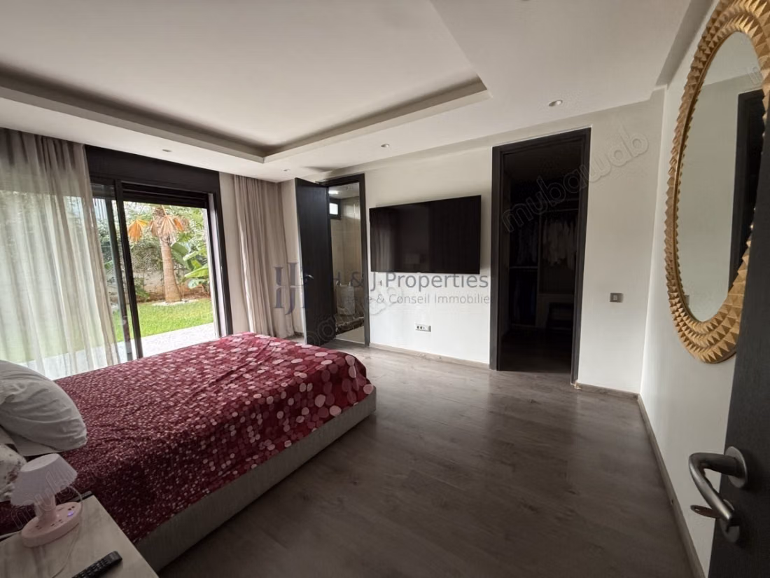 T4 garden level of 386m² 3 rooms and staff room