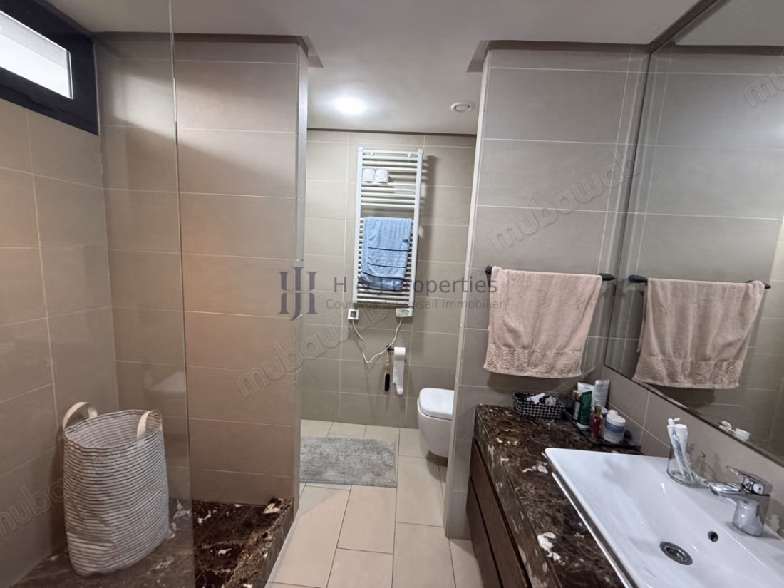 T4 garden level of 386m² 3 rooms and staff room