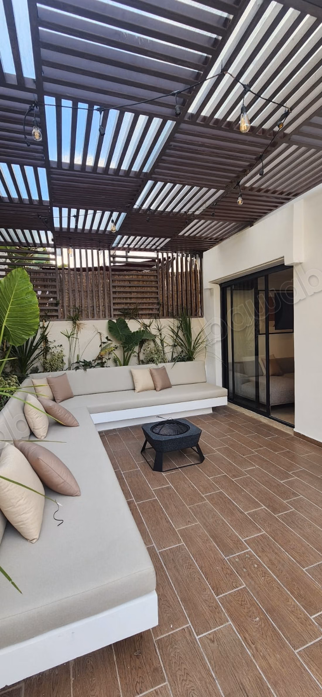 Modern apartment with terrace and communal pool for rent Oasis