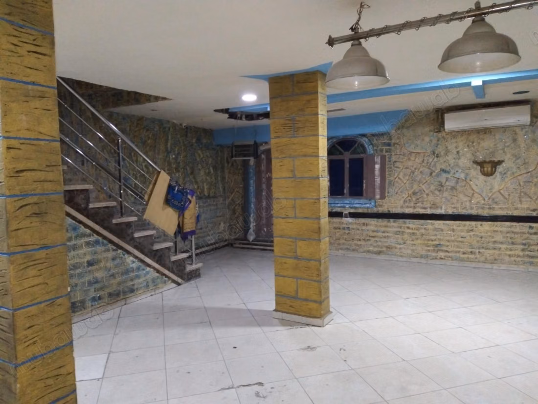 Venta de local comercial en Hay Moulay Rachid 3. Superficie total 244 m². Servicio de conserjería, aire acondicionado