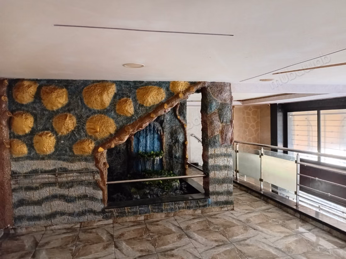 Venta de local comercial en Hay Moulay Rachid 3. Superficie total 244 m². Servicio de conserjería, aire acondicionado