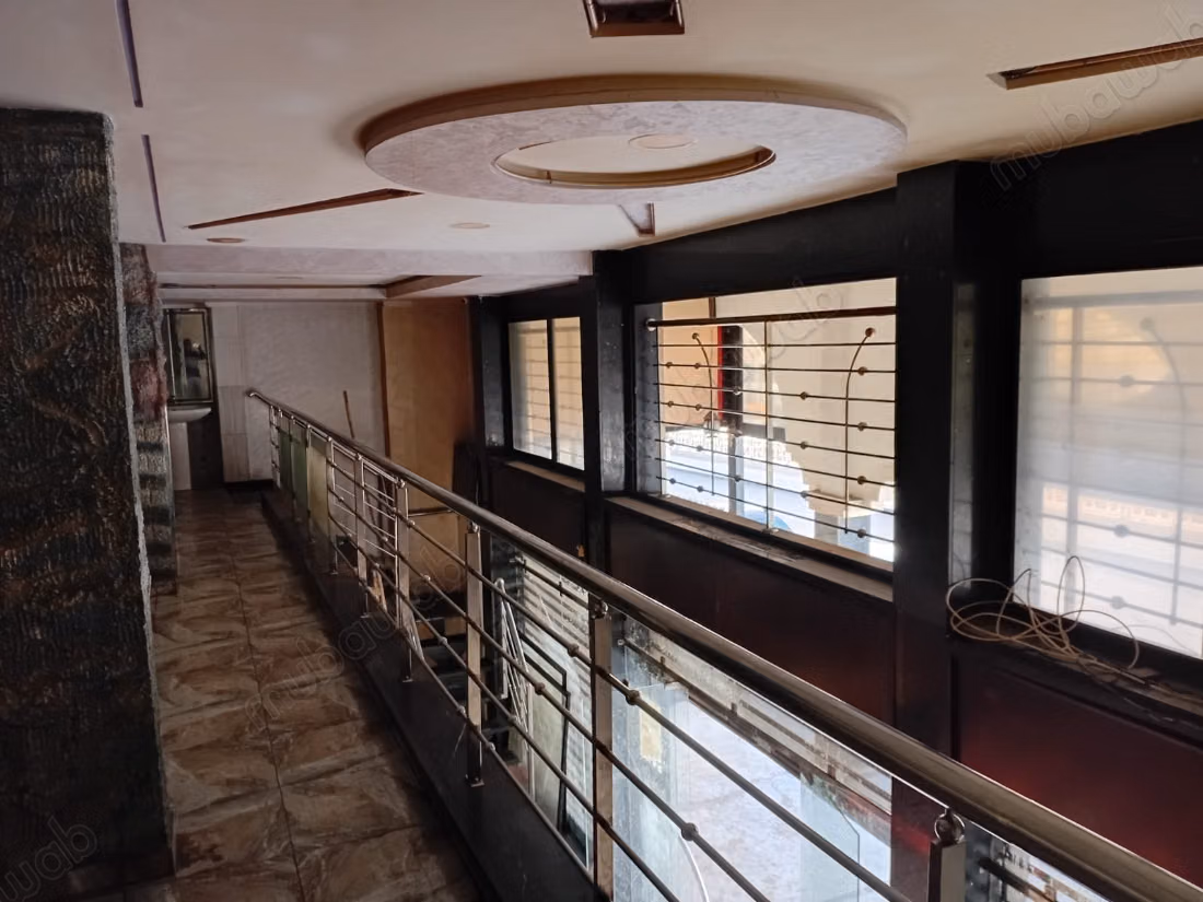 Venta de local comercial en Hay Moulay Rachid 3. Superficie total 244 m². Servicio de conserjería, aire acondicionado