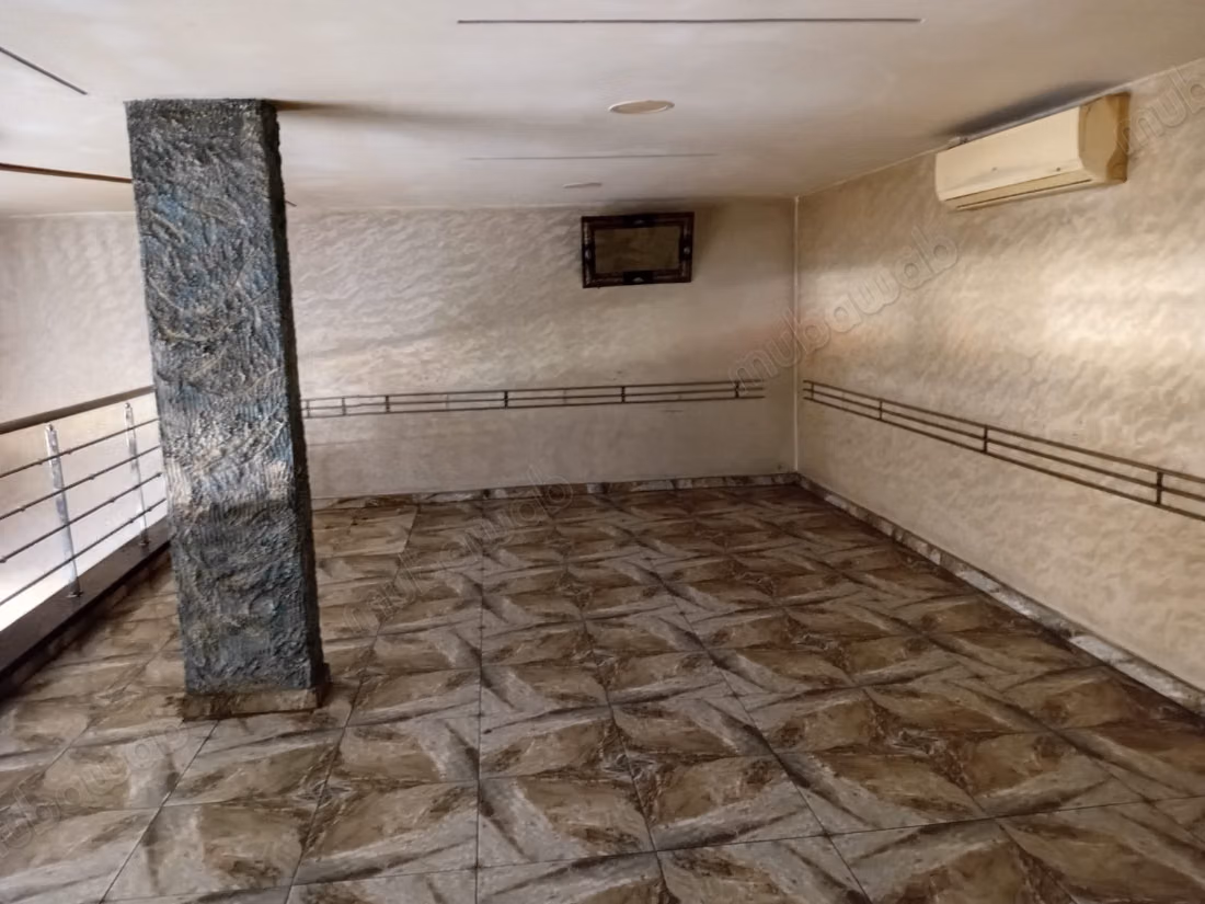 Venta de local comercial en Hay Moulay Rachid 3. Superficie total 244 m². Servicio de conserjería, aire acondicionado