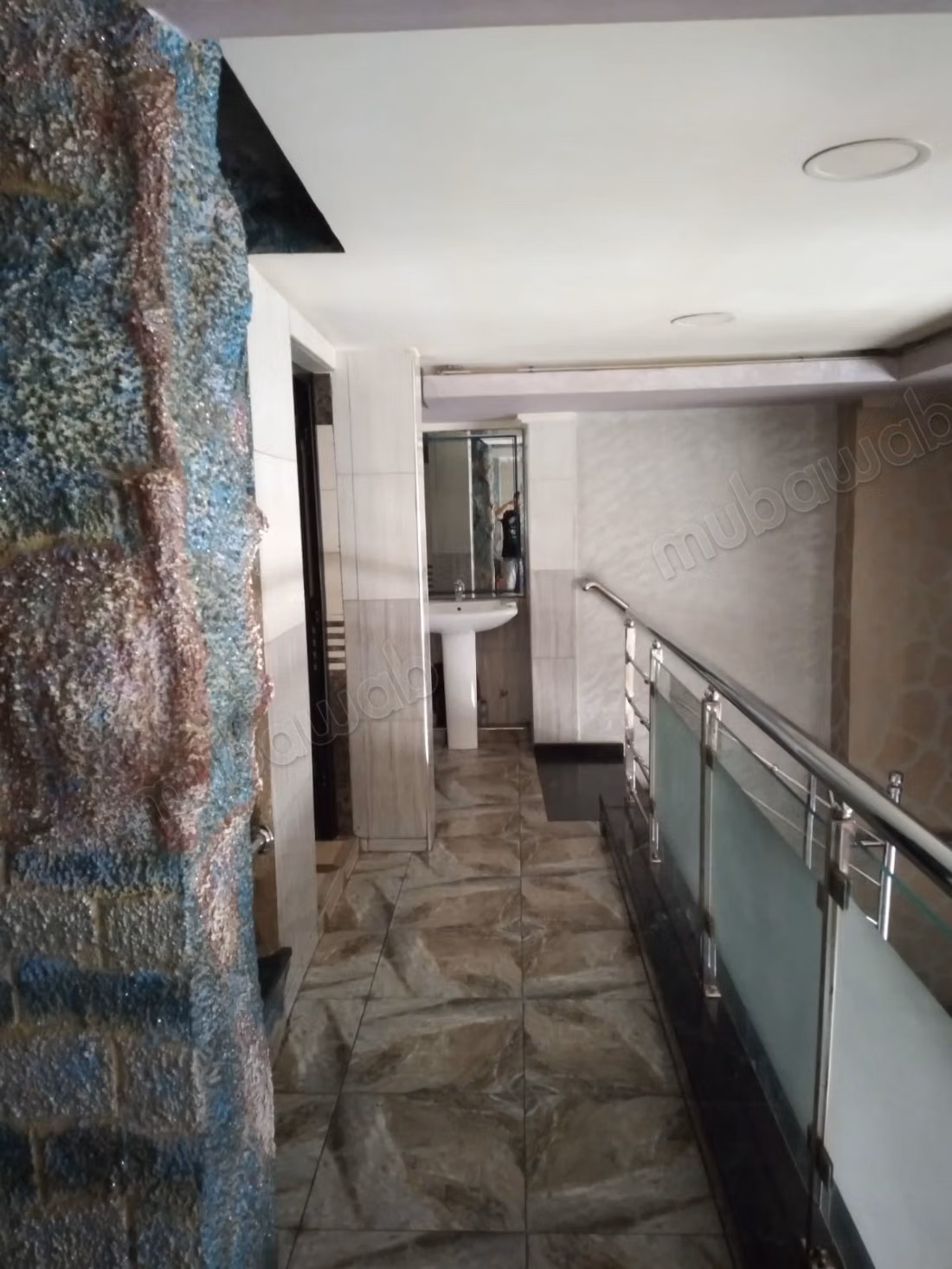 Venta de local comercial en Hay Moulay Rachid 3. Superficie total 244 m². Servicio de conserjería, aire acondicionado