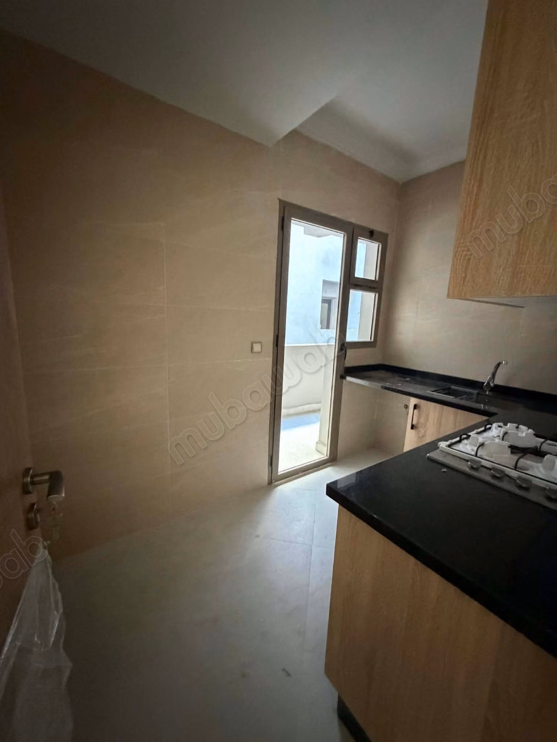 Bel appartement en location à Hay Hassani. 
2 belles chambres. 
Ascenseur et garage