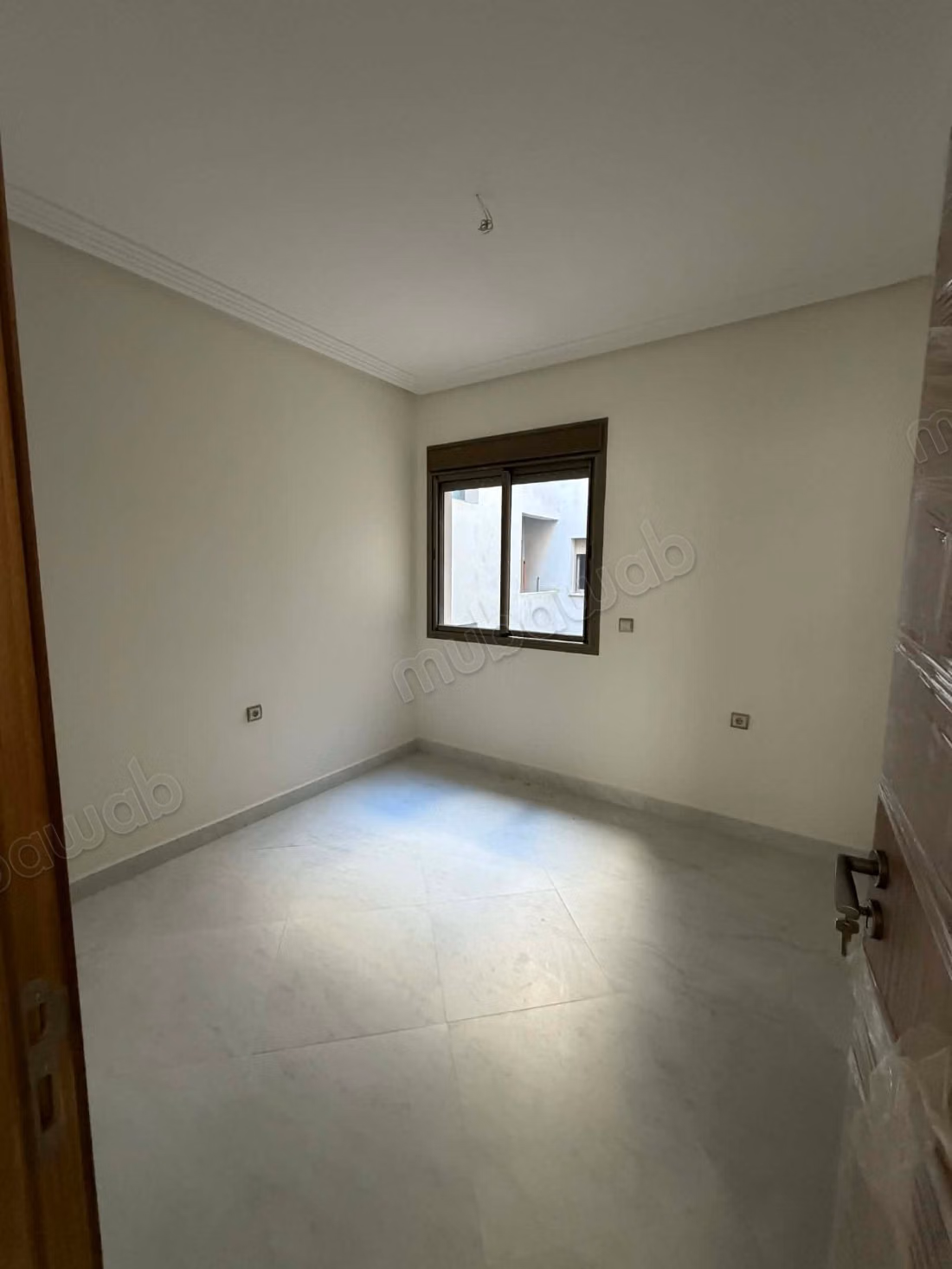 Bel appartement en location à Hay Hassani. 
2 belles chambres. 
Ascenseur et garage