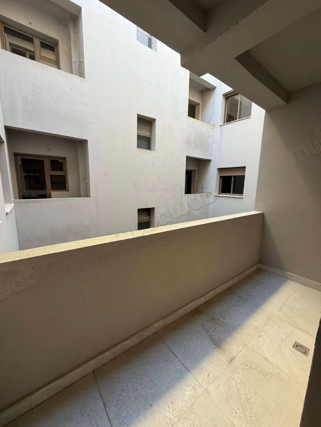 Bel appartement en location à Hay Hassani. 
2 belles chambres. 
Ascenseur et garage