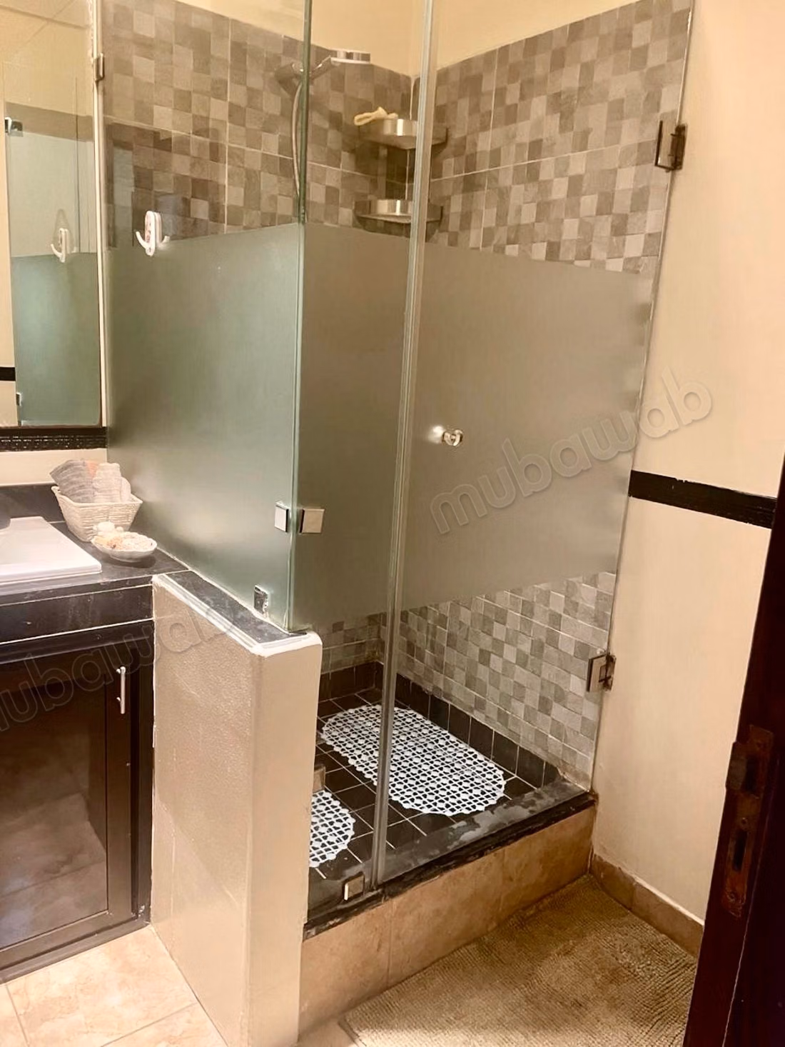 Bel appartement en location à Bourgogne Ouest.
Surface totale 85 m².
Meublé